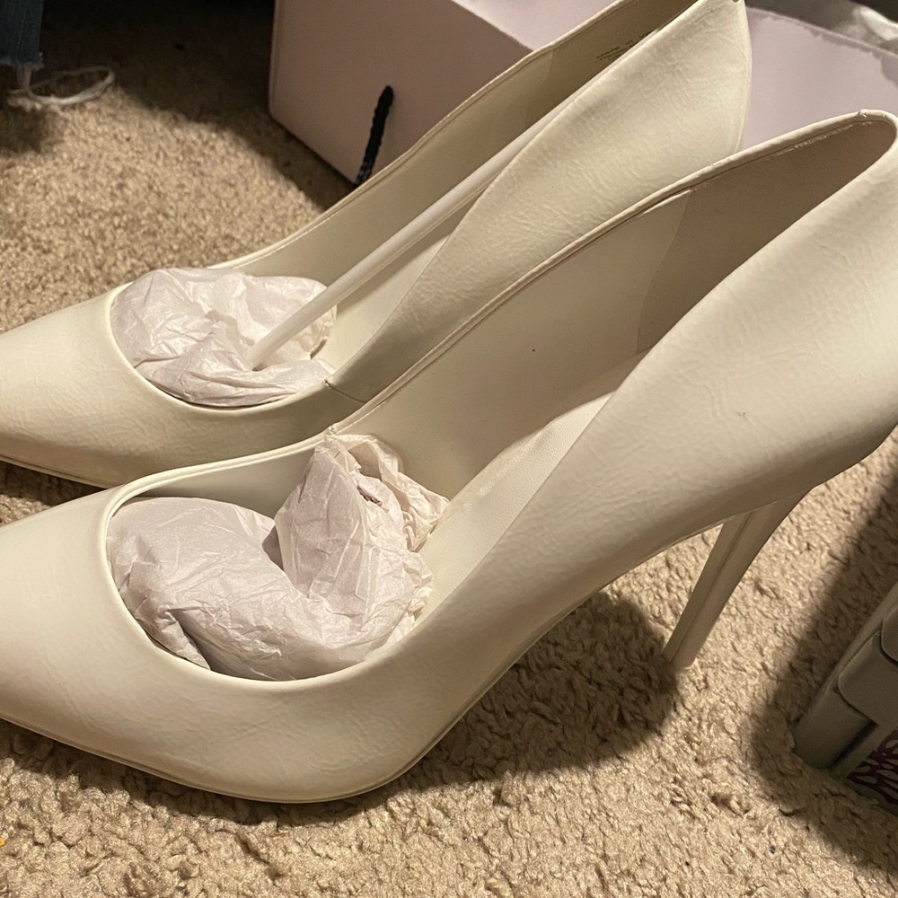 Pointy toe pumps